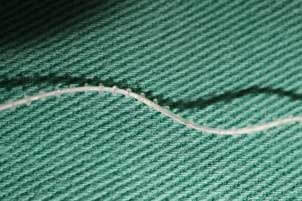糸の両端に鈍針が付いており、いわゆる両端針となっている